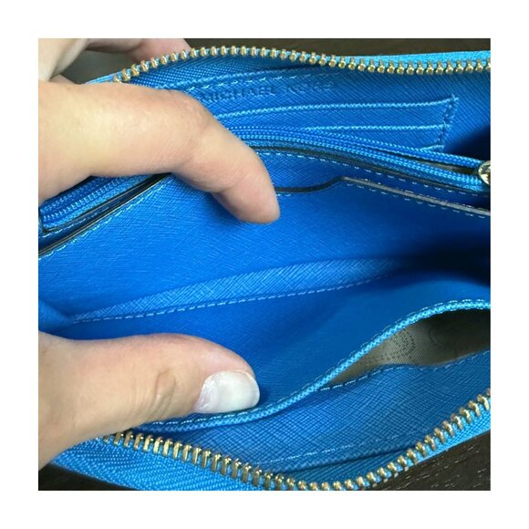 MICHAEL KORS BLUE TRAVEL SMARTPHONE WRISTLET - Picture 10 of 11